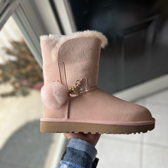 Women’s Baby pink uggs with charm - Picture 1 of 7